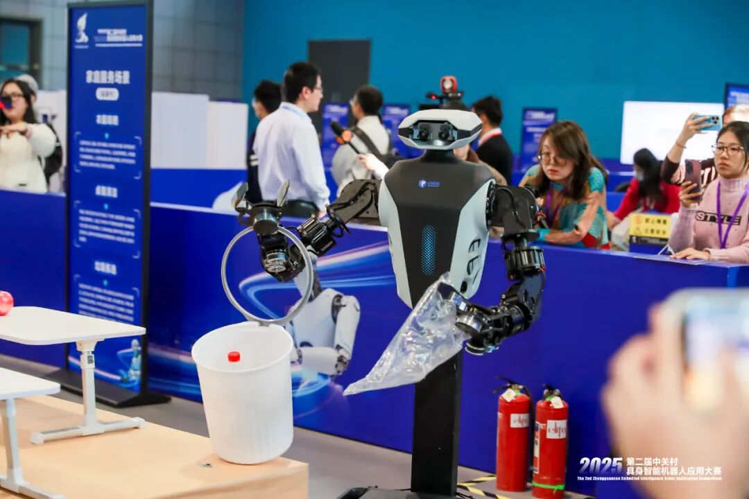 倒咖啡、叠衣服、拿快递、捡垃圾……“实干派”机器人:劳动最光荣(图5) 倒咖啡、叠衣服、拿快递、捡垃圾……“实干派”机器人:劳动最光荣(图5)