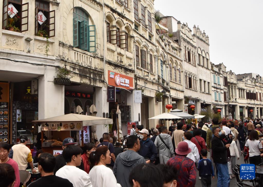 城乡市集春意浓 过年出游合家欢——春节假期各地消费市场一线观察(图5)