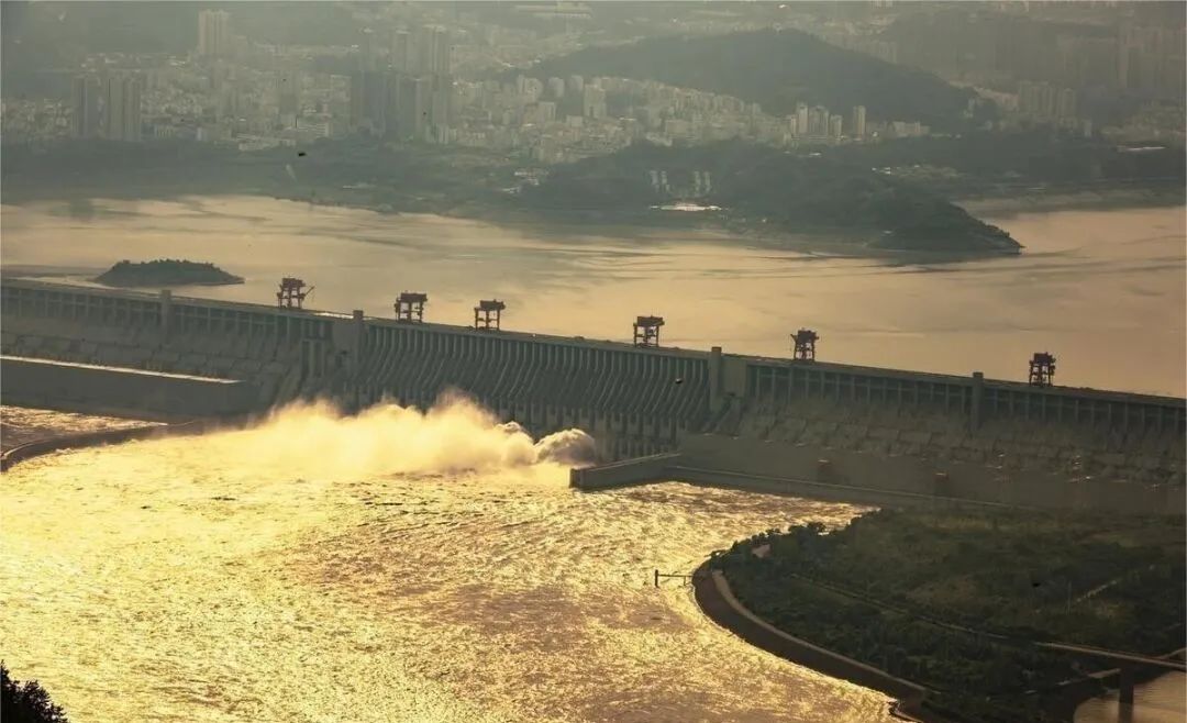 三峡大坝建成17年，已经淤积18亿吨泥沙，持续会导致什么情形？