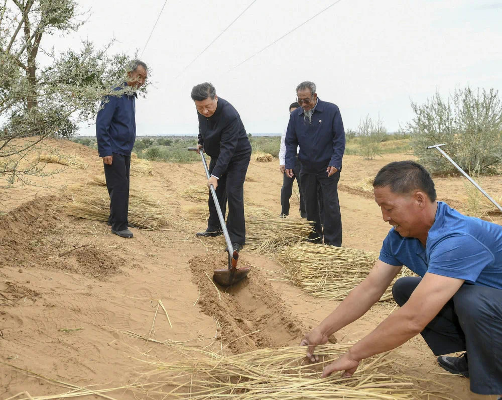 习近平总书记同劳动人民在一起