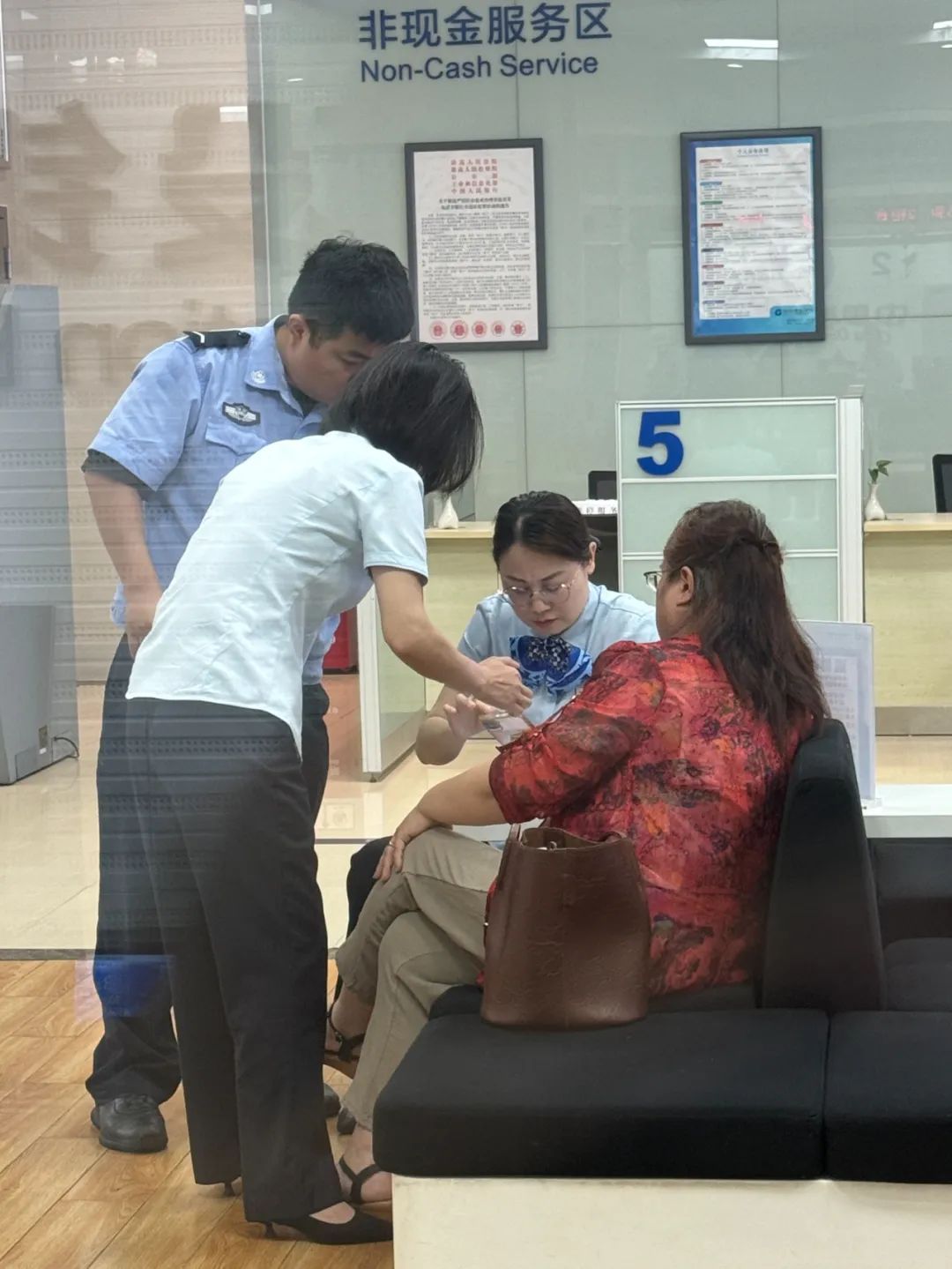 儿子用跳楼逼母汇款，银行人使出拖延战术→