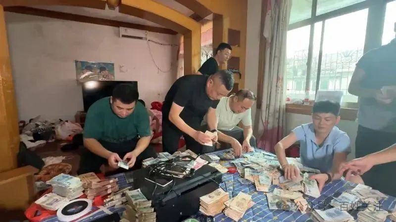 夫妻俩制假币，每天印多少花多少