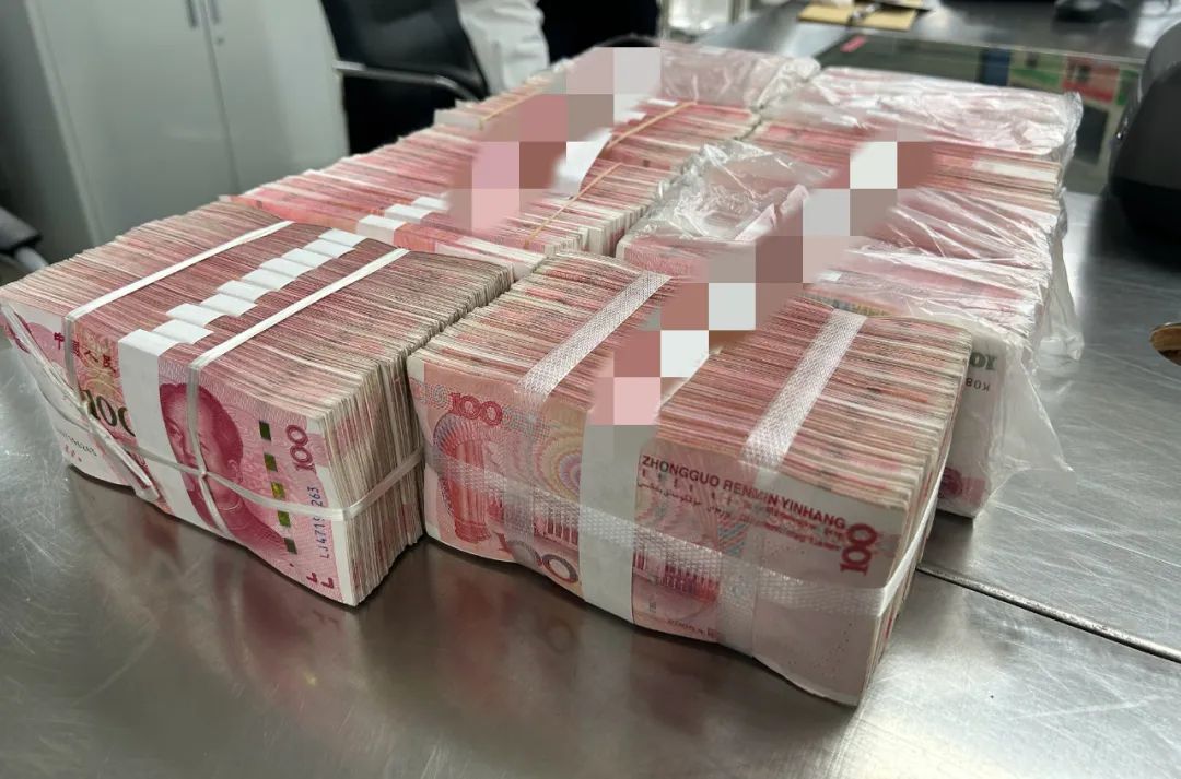 出境旅客在背包携带未申报人民币75万，被海关查获