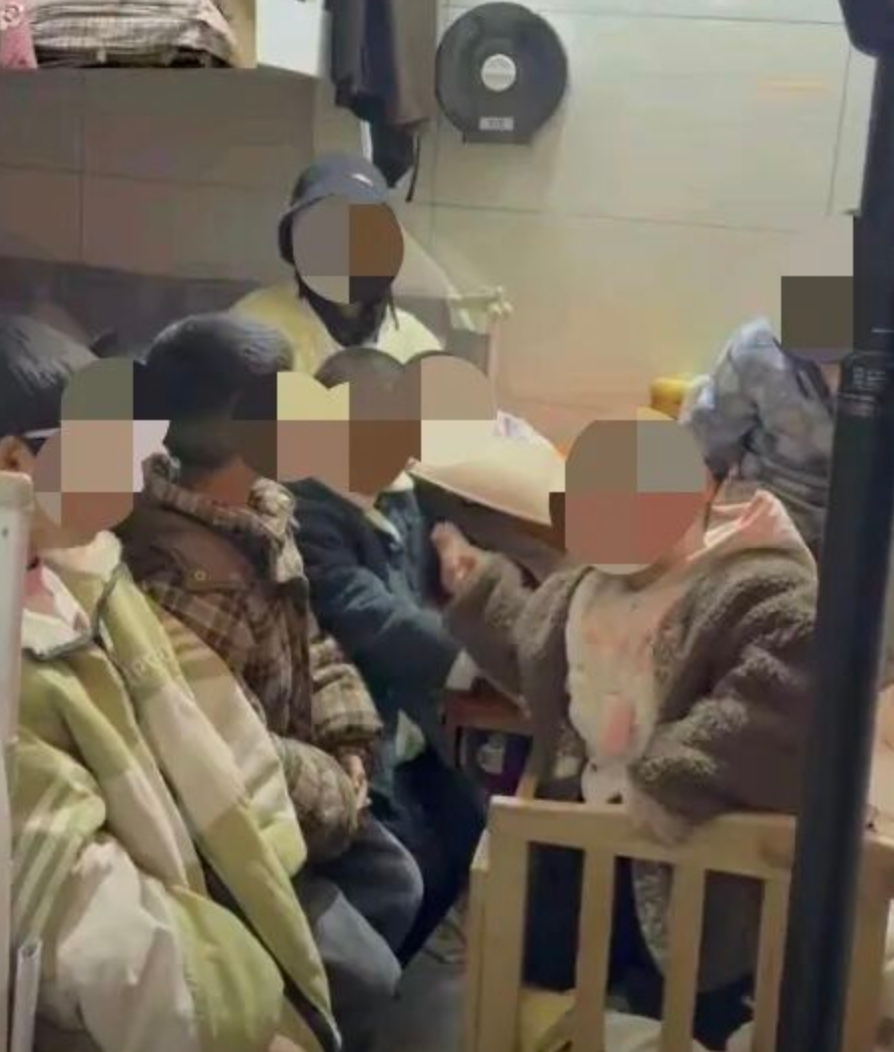 “女子自称养育8个孩子,挤在只有数平米的房间生活”被质疑,当地妇联回应(图1) “女子自称养育8个孩子,挤在只有数平米的房间生活”被质疑,当地妇联回应(图1)