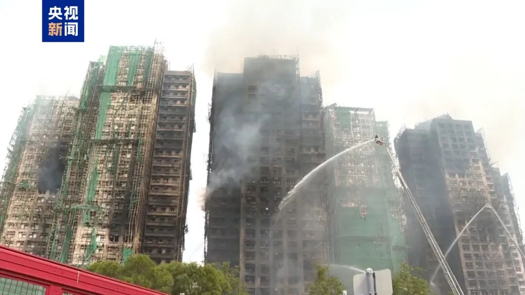香港大埔火灾已致65人遇难,70人受伤,伤者中有10名消防员(图2) 香港大埔火灾已致65人遇难,70人受伤,伤者中有10名消防员(图2)